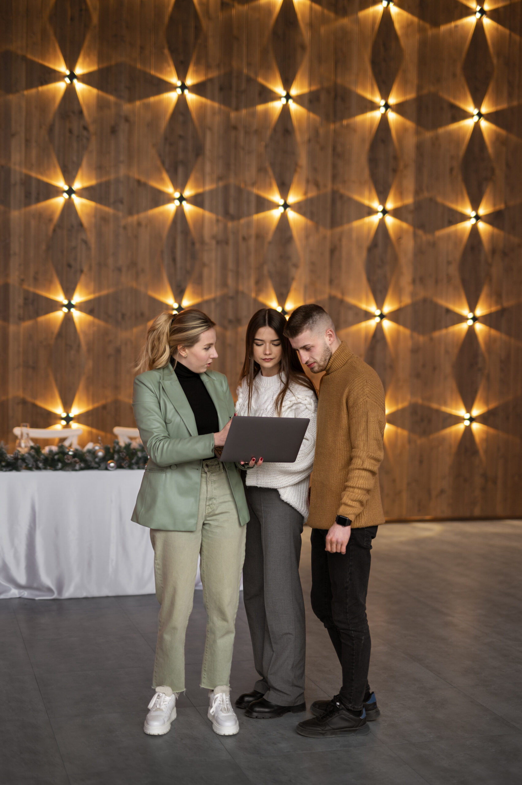 female-wedding-planner-working-with-couple